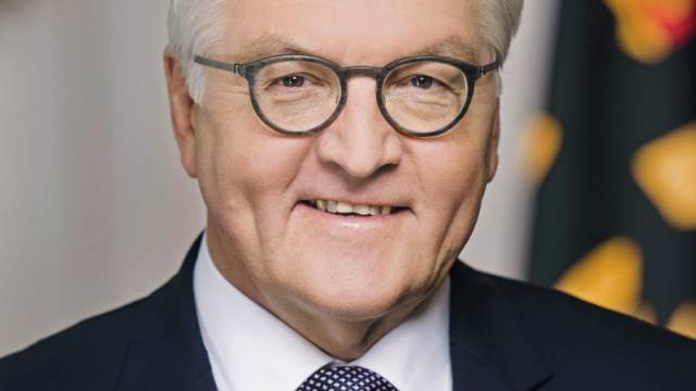 Offizielles Porträt Frank‑Walter Steinmeier in formeller Kleidung vor neutralem Hintergrund. Er blickt ruhig und direkt in die Kamera, mit einem ernsthaften und repräsentativen Ausdruck. Das Bild vermittelt Professionalität und Würde – typisch für ein promoviertes Amtsfoto.