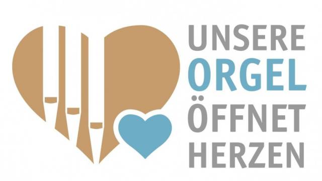 Ein stilisiertes Herz zeigt in seiner linken Hälfte die Formen von Orgelpfeifen in Beige, daneben befindet sich ein kleines blaues Herz. Rechts steht der Schriftzug „Unsere Orgel öffnet Herzen“ in grauen und blauen Buchstaben. Das Design wirkt klar, freundlich und modern.
