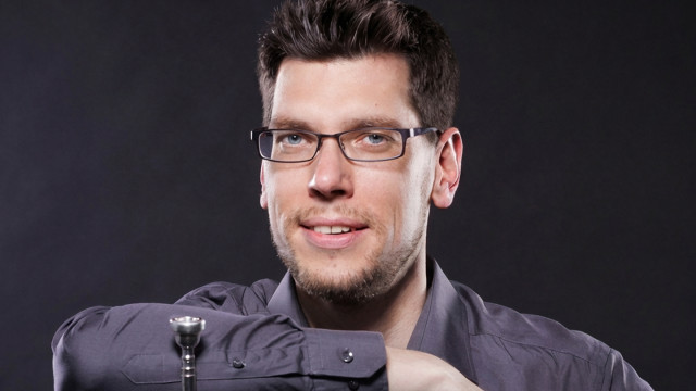 Karsten Schröder Portrait eines Mannes mit kurzen schwarzem Haar